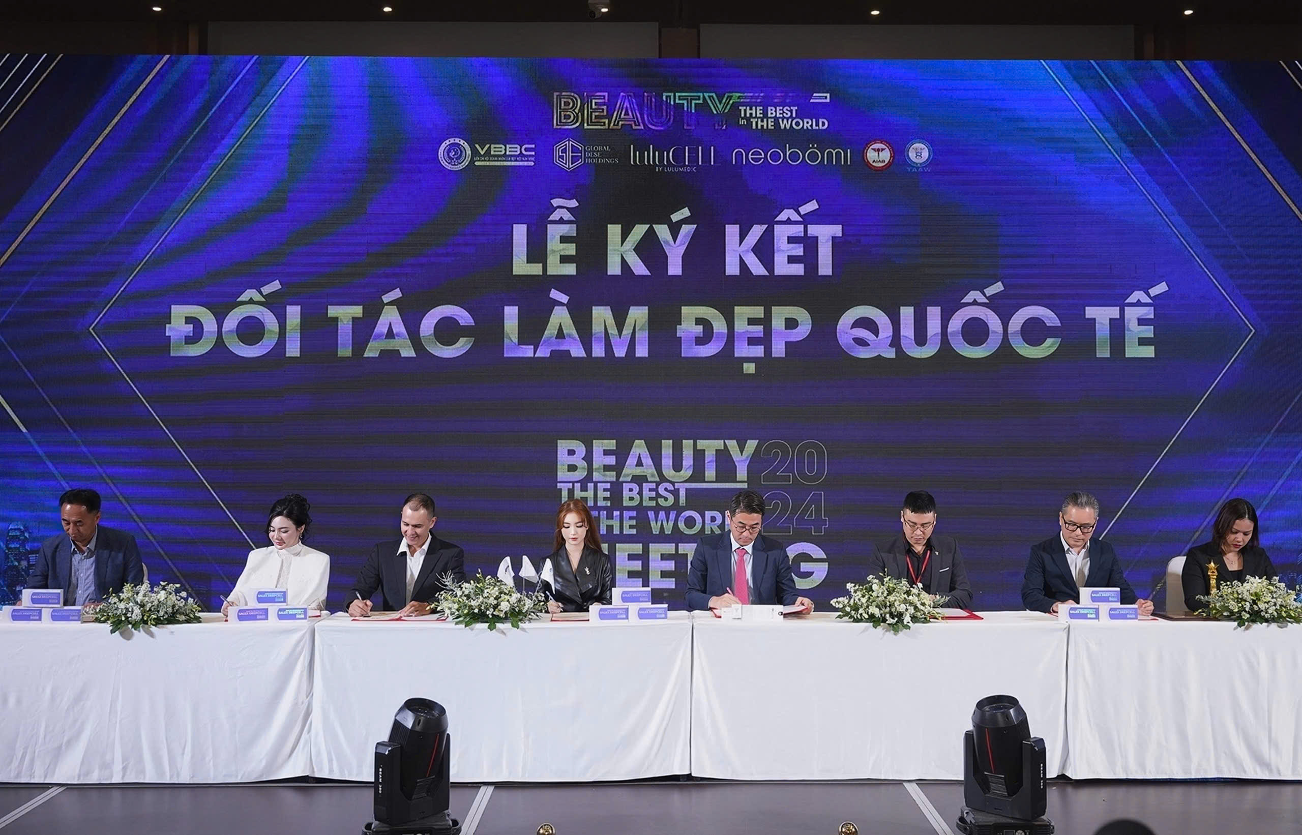 Hình ảnh hoạt động của Master Trần Thị Ngọc Bích (ngang)